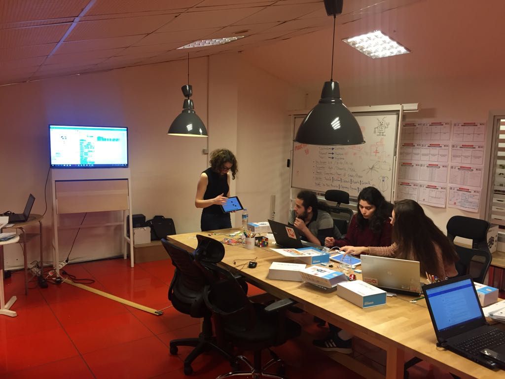 makeblockTR's tweet photo. Neuron Inventor Kit Eğitmen Eğitimi✅
🔸Makeblock Neuron Inventor Kit içerisinde 8 adet programlanabilir elektronik blok ve bu blokları kullanarak oluşturabileceğiniz 10+ videolu örnek proje yer alır.
#makeblockTR #makeblock @makeblock https://t.co/kbi4fZ5t9r