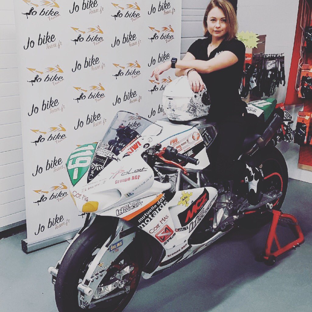 jobiketeam's tweet photo. Les stars arrivent petit à petit chez Jo bike Team ! Merci à Frédéric Anfray pour m’avoir prêté cette œuvre d’art !!! Venez nous voir au 20 rue Berthe morisot à herblay 😁✌️#jobiketeam #herblay #motarde #motard #Motorsport #geco #Racing #MotoGP #Passion https://t.co/SYe8O2Sqzq