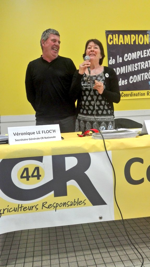 Dominique Pinet de la fédération des chasseurs récompense Catherine Laillé pour son travail au sein de la CR44.