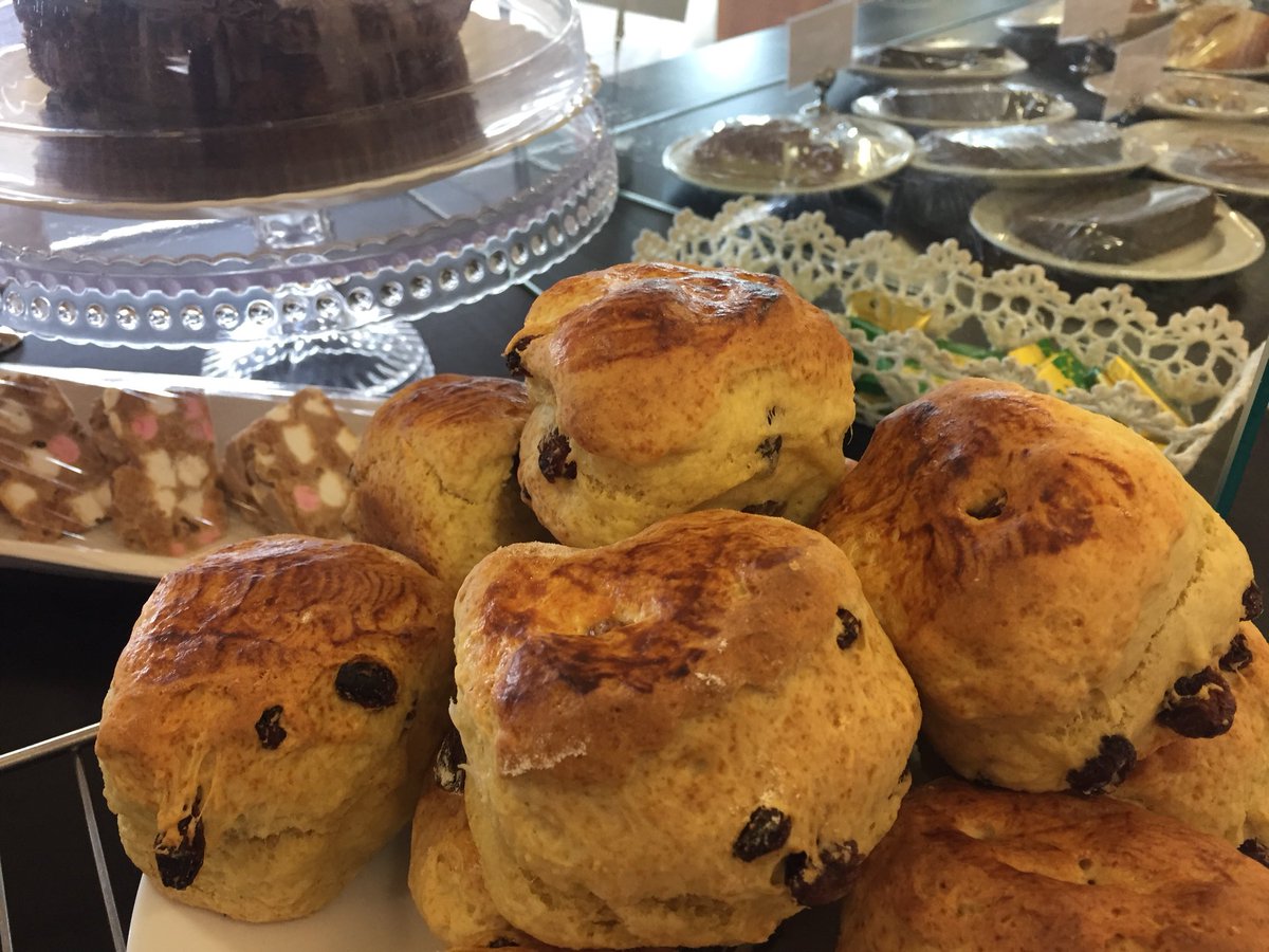 _strudwicks_'s tweet photo. It’s #Friday!  And #happyhours here at Strudwicks, 50% off for all our homemade cakes, inc still warm cheese or fruit #scones! https://t.co/8UmAnmx1gH