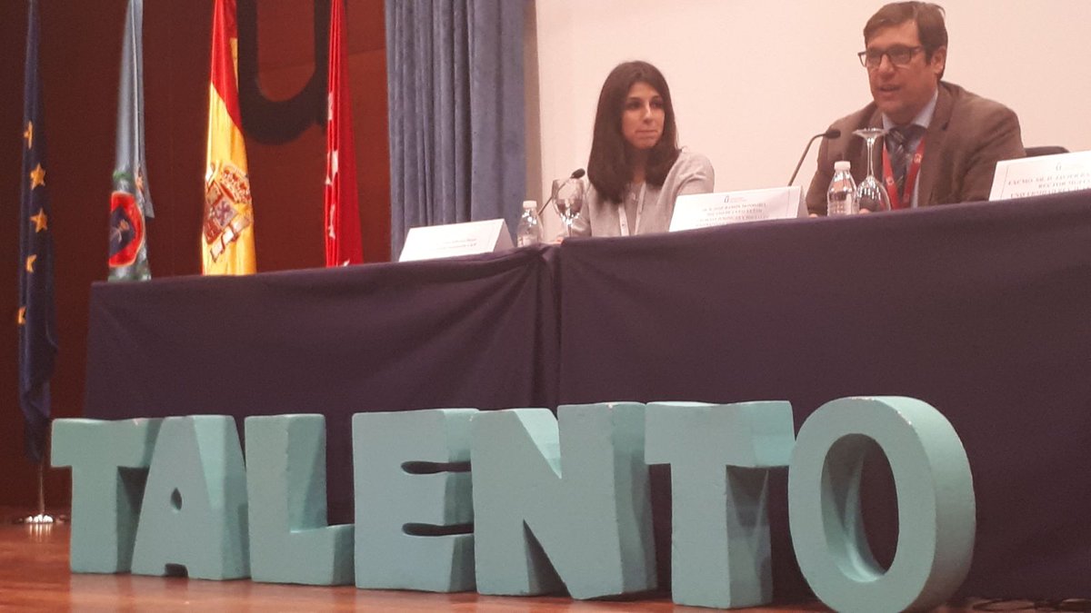 factoriatalent0's tweet photo. Elena Alberca, participante de la V edición de la universidad cerrando las jornadas @cyb_urjc con el decano de la @urjc ¡Grandes chicos! https://t.co/7QgLm0E3kH