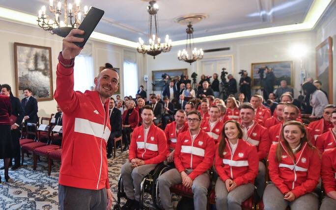 4F_official tweet media