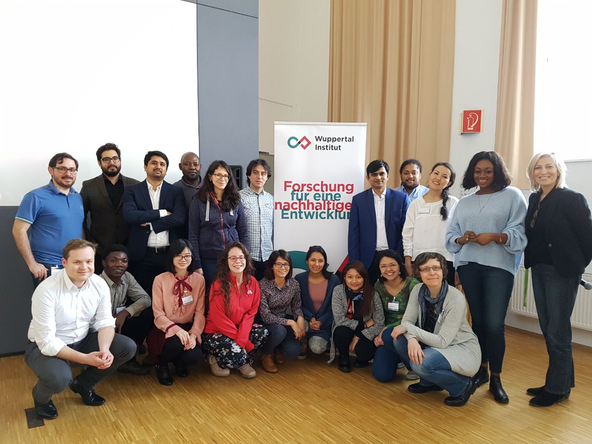 Junge Klimaschutzexperten zu Besuch in #Wuppertal: Im Rahmen des internationalen Klimaschutzstipendiums der Alexander von Humboldt-Stiftung 
<a href="/AvHStiftung/">Humboldt-Stiftung</a> waren heute 18 Nachwuchswissenschaftler/innen aus Entwicklungs- und Schwellenländern zu Besuch am <a href="/Wupperinst/">Wuppertal Institut</a> 
<a href="/umweltstiftung/">DBU</a>