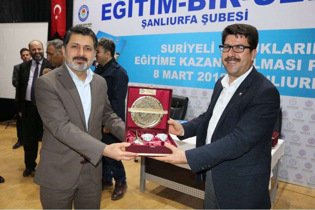 “Ensar olanın haritası gönül coğrafyasıdır”

#Şanlıurfa Şubemizin düzenlediği ‘Suriyeli Çocukların Eğitime Kazandırılması’ konulu paneli icra ettik. Şube Başkanımız <a href="/ibrahimcoskun63/">İbrahim COŞKUN</a> ve ekibini tebrik ederiz.