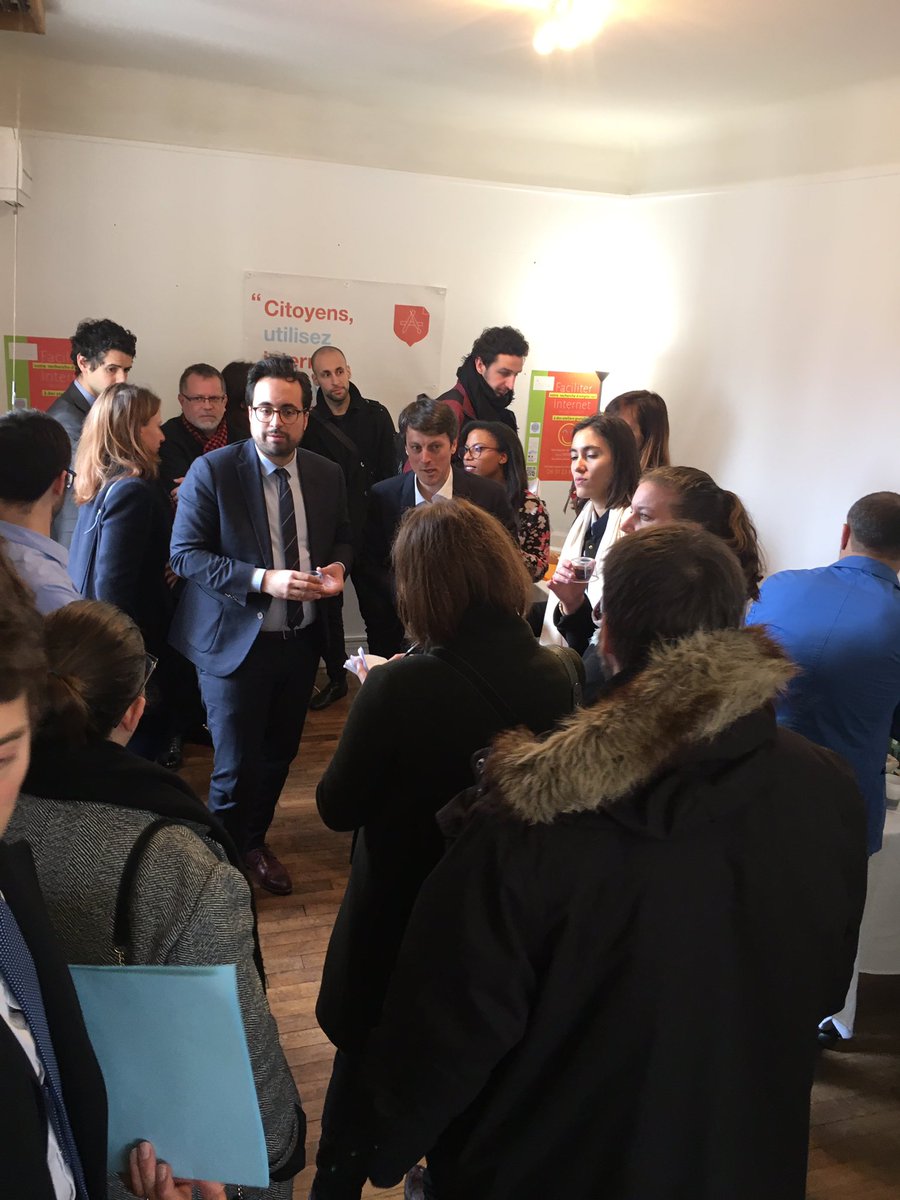 OrianneLedroit's tweet photo. En direct de @AssociationICI au #KremlinBicetre pr parler #numeriqueinclusif et échanger avec les acteurs du @val_de_marne qui travaillent à l'acquisition de compétences numériques de base, à la formation de médiateurs numériques et à l'insertion par les métiers du numérique https://t.co/KxOe9YImdM