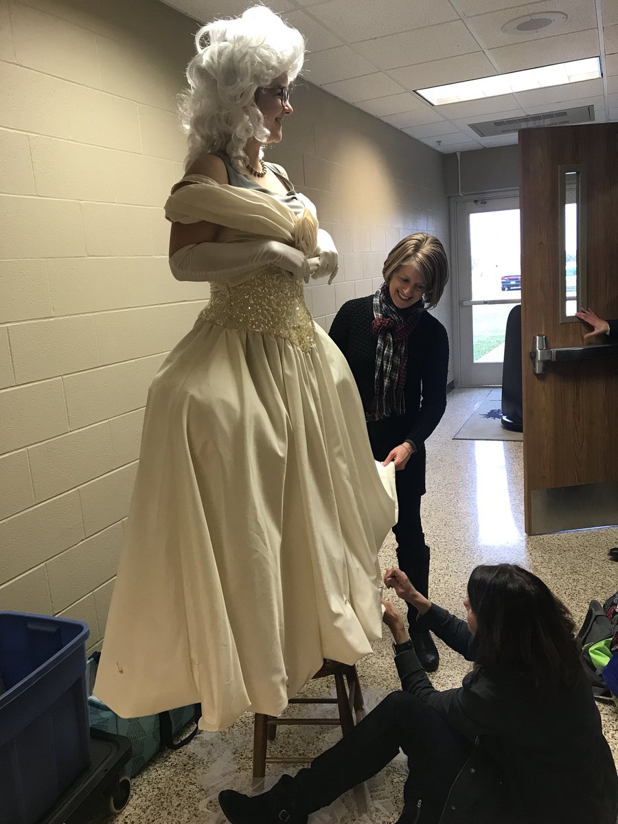 KellyLikes2Bake's tweet image. Our awesome costumes moms are hard at work!!! Less than one week til opening night! #onenormalnight #addamsfamily2018 #pulled