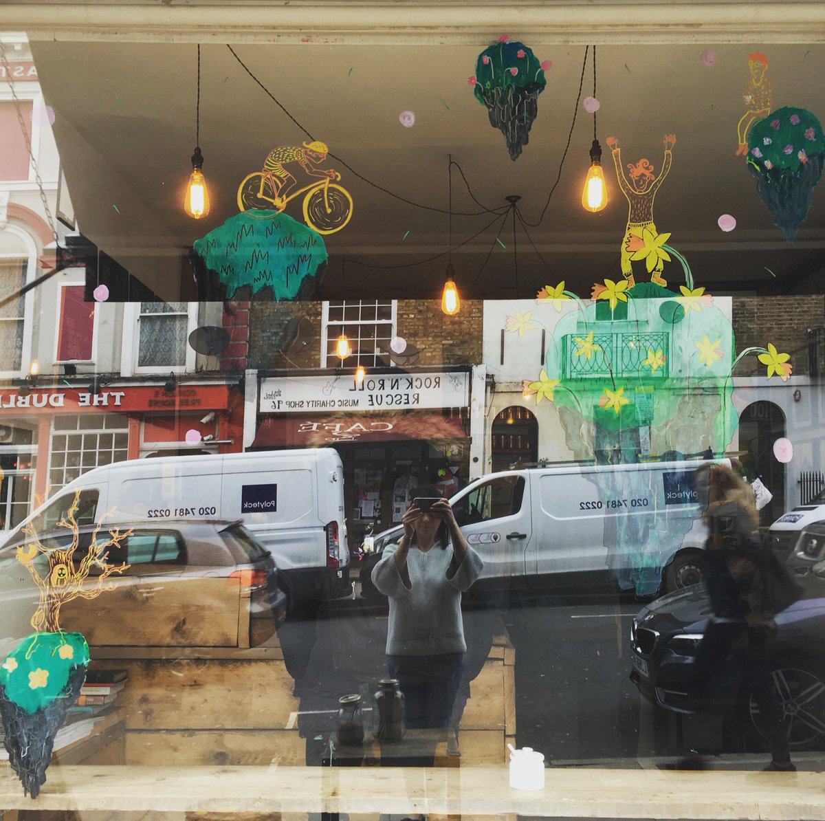 thecoffeejar's tweet photo. A beautiful spring window illustration.
#daffodils #springishere #prettywindowillustration https://t.co/3fRhvUvsxQ