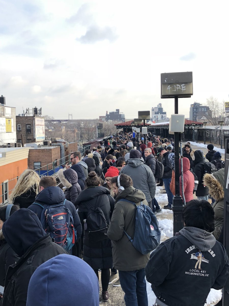 tofer's tweet image. Another day, another overcrowded subway platform because the @NYCTSubway is a disaster. #ntrain #wtrain #queens