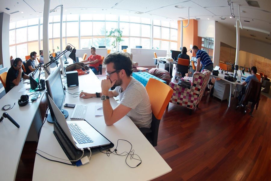 Что делают айти компании. Рабочие места в it сфере. Команда программистов. It специалист. Разработчик программного обеспечения.