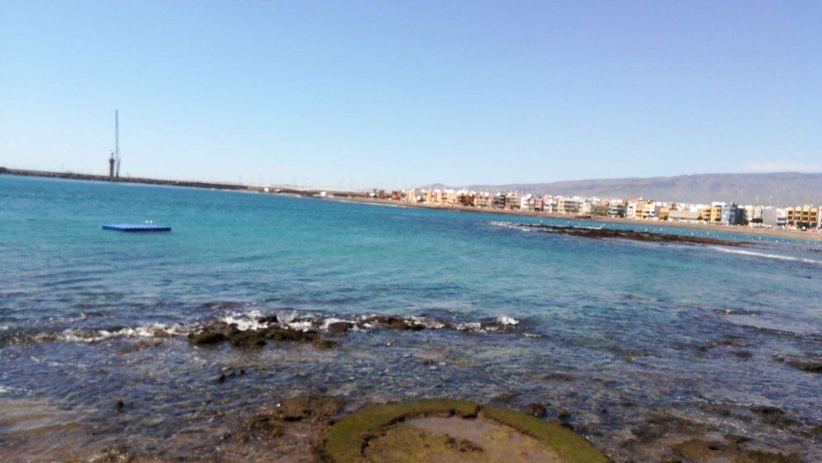 yokanarion's tweet photo. Así de espléndida está la playa de Arinaga, en un día tan hermoso como hace hoy en #GranCanaria https://t.co/LHX5PukDvl