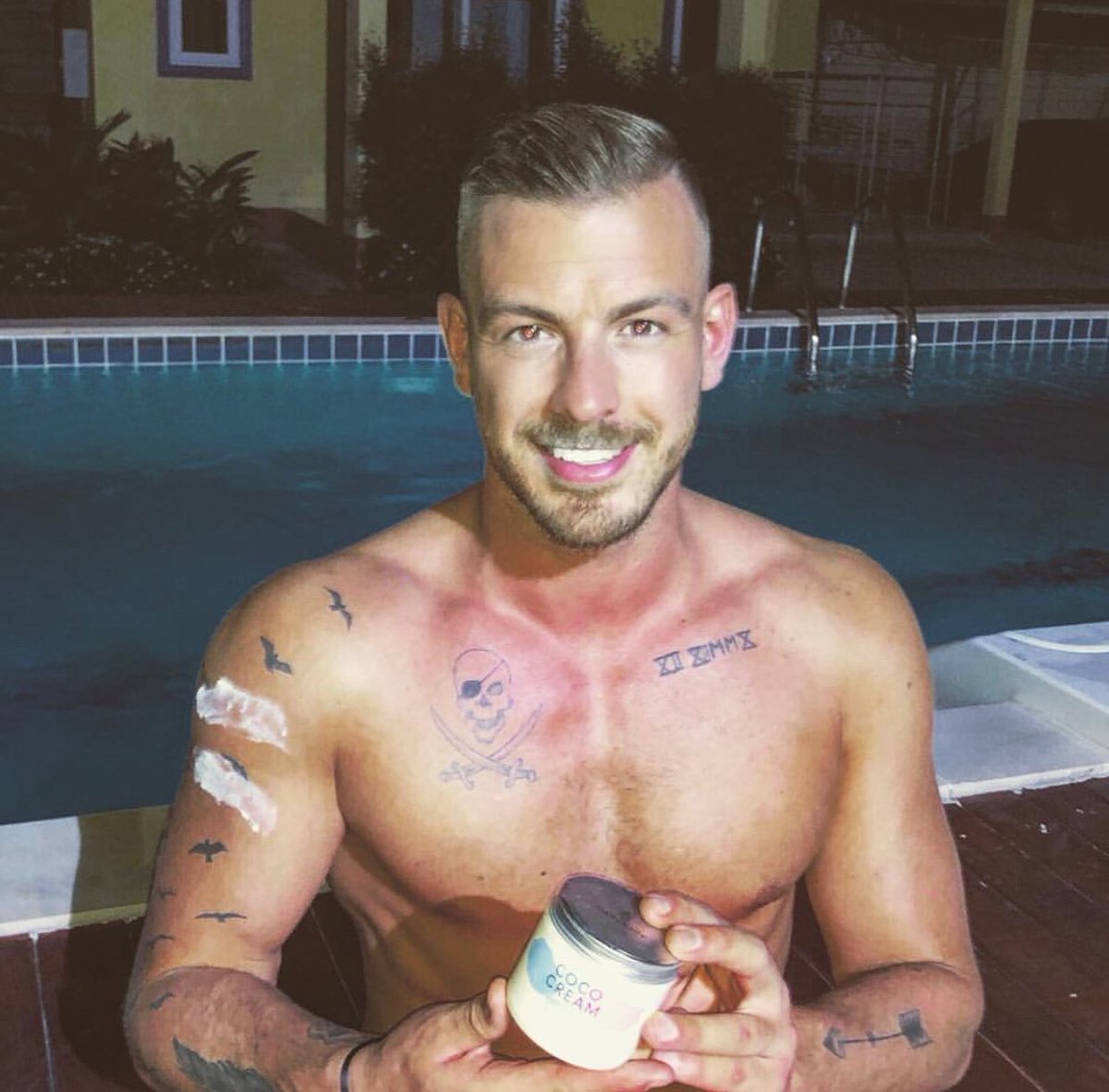 Shaunaevents's tweet photo. 💧SOIN DU JOUR 💧
@Julien_Bert fait peau neuve avec sa #cococream de chez @hellobody_fr Elle transforme en un clin d'oeil la peau de 🐊 en peau de👶 , elle l'hydrate et la rend toute douce !
En plus, vous avez -15% avec le code 🔥BERT🔥sur leur site https://t.co/1l0QpJHhS6 🌿 https://t.co/yVTiYt96HJ