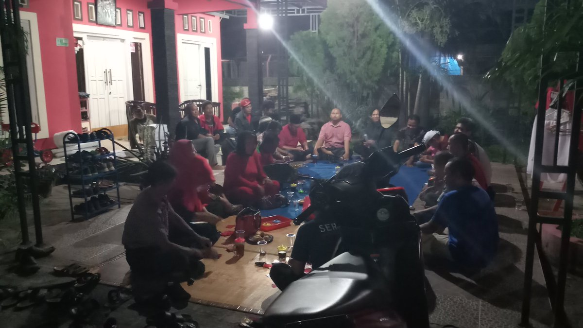 Hasanah_Cikut2's tweet photo. Rapat PAC Cikarang Utara Untuk pemenangan HASANAH..

Salam 2 Jari✌

@jabarhasanah
@tbhasanuddin
@AntonCharlian
@pdip_kabbekasi
@paccikutra
#hasanah
#HasanahMenang 
#dpcpdiperjuangankabupatenbekasi
#HasanahUntukJabar1 https://t.co/dJFtxyggLM