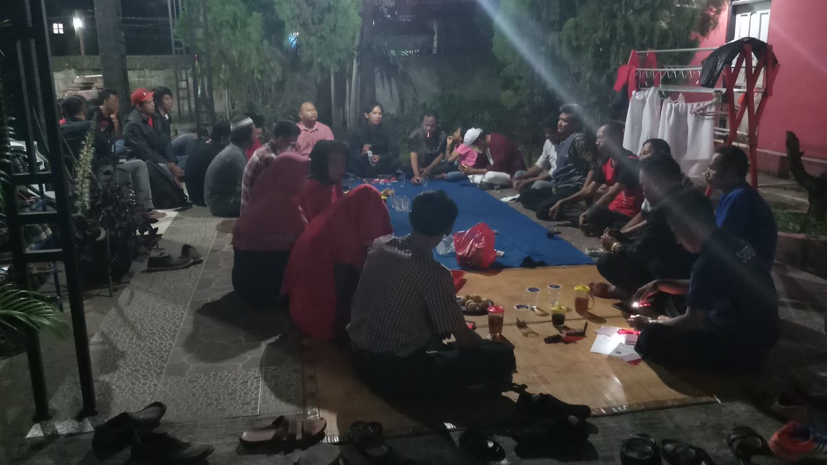 Hasanah_Cikut2's tweet photo. Rapat PAC Cikarang Utara Untuk pemenangan HASANAH..

Salam 2 Jari✌

@jabarhasanah
@tbhasanuddin
@AntonCharlian
@pdip_kabbekasi
@paccikutra
#hasanah
#HasanahMenang 
#dpcpdiperjuangankabupatenbekasi
#HasanahUntukJabar1 https://t.co/dJFtxyggLM