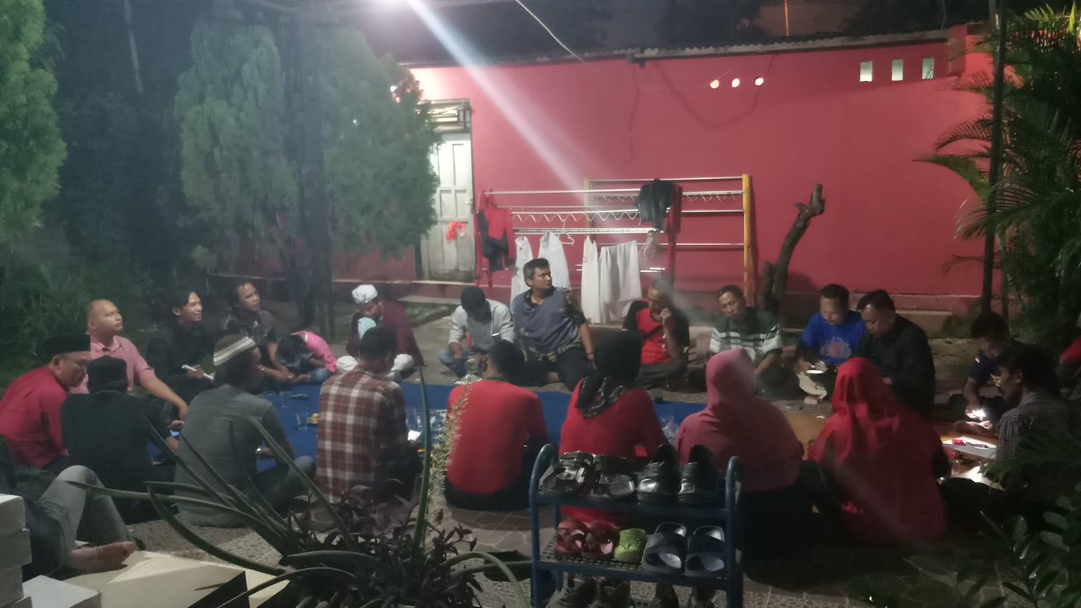 Hasanah_Cikut2's tweet photo. Rapat PAC Cikarang Utara Untuk pemenangan HASANAH..

Salam 2 Jari✌

@jabarhasanah
@tbhasanuddin
@AntonCharlian
@pdip_kabbekasi
@paccikutra
#hasanah
#HasanahMenang 
#dpcpdiperjuangankabupatenbekasi
#HasanahUntukJabar1 https://t.co/dJFtxyggLM