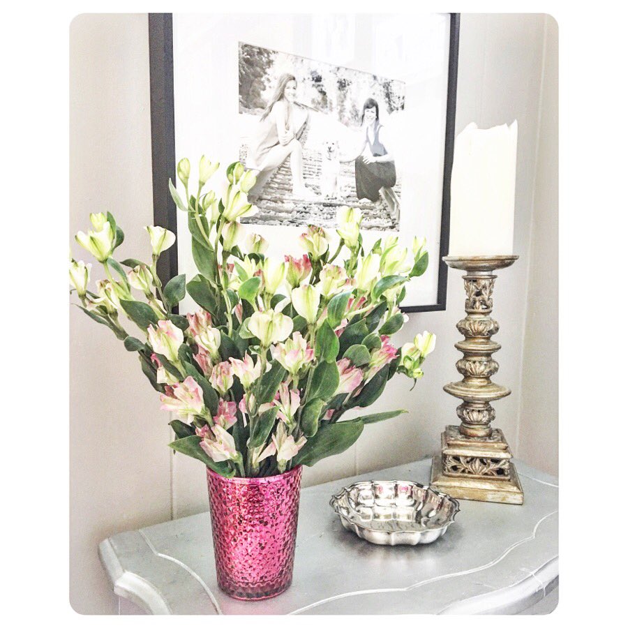 #charmelia flowers & my #carolynthombs fave #photograph for the win today! happy #pgfloralfriday! 💗🌱 xo, PG #flowers #floral #floraldesign #floralfriday #pink #mercuryglass #vase #photography #familyportrait #design #interiordesign #designer #organizer #eventplanner #girlboss