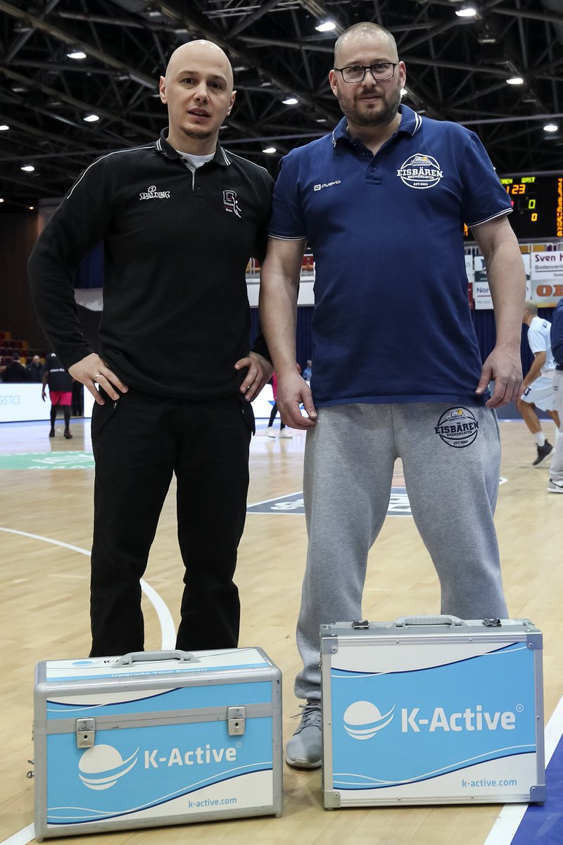 K_Active's tweet photo. Die @TelekomBaskets bei den @Die_Eisbaeren Bremerhaven zu Gast. Beide Teams sind langjährige Partner von K-Active. Die Physios Nils Minkwitz und Bogdan Suciu - getrennt in den Farben,  vereint in K-Active -  posierten gemeinsam. https://t.co/OeqG916rPB