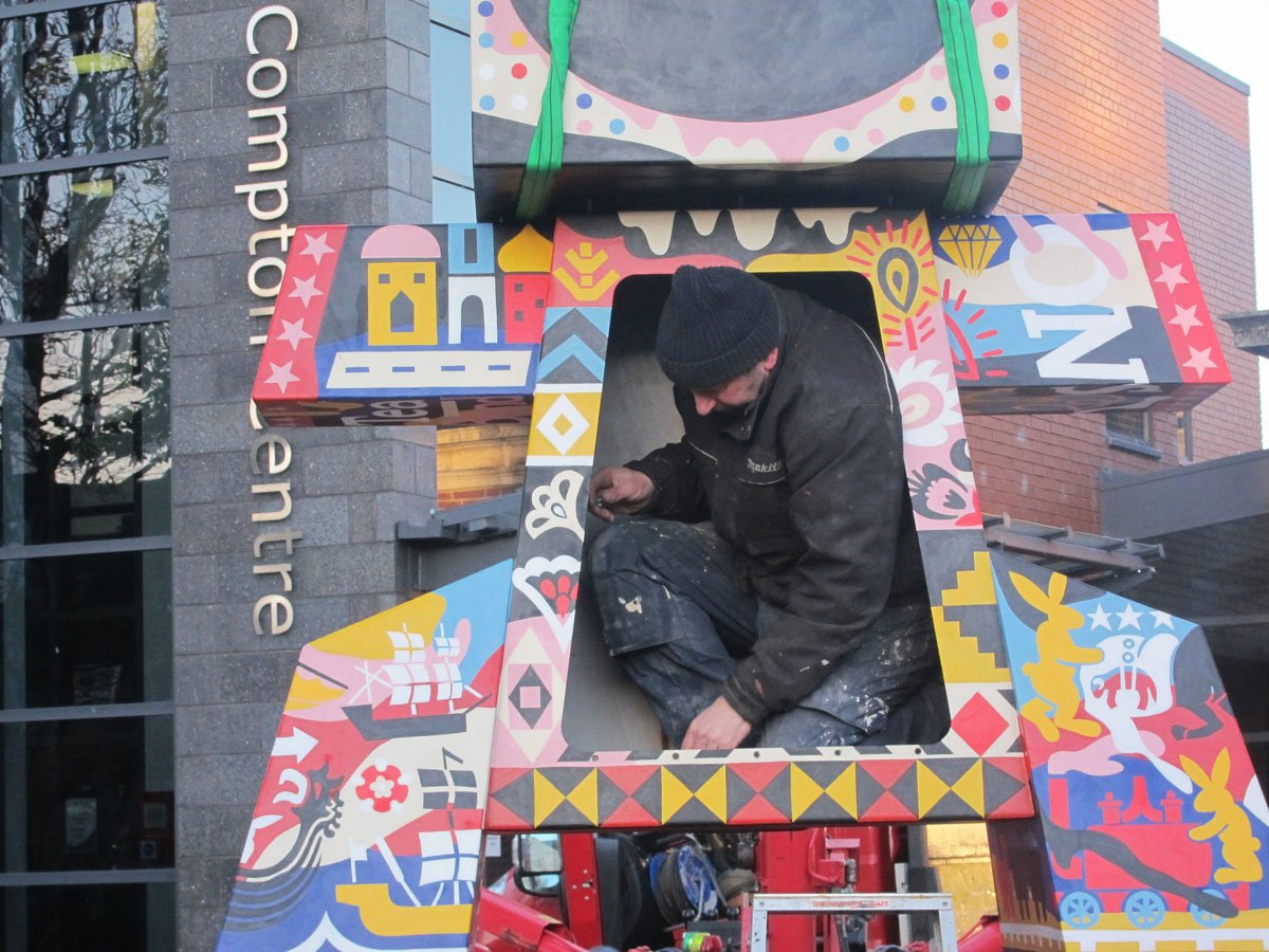 EastStreetArts's tweet photo. Looking back at the installation of @iankirkpatrick's amazing #hareofharehills sculpture. Join us at @ComptonCentre on Friday 16th March to celebrate this wonderful sculpture created for the Harehills community! https://t.co/u0jFdc5UPy #harehillsproject https://t.co/Eu9OvhSh1G