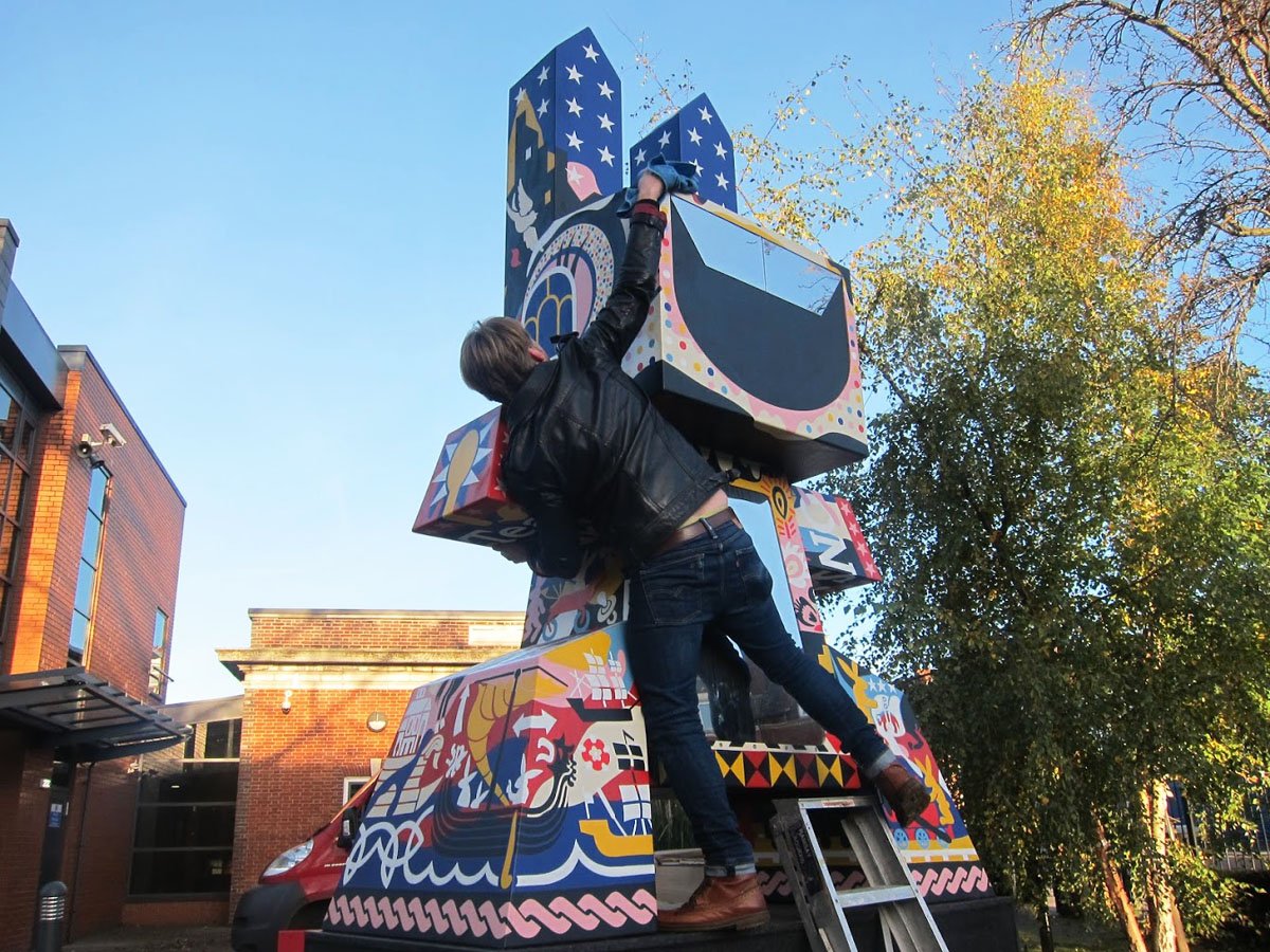 EastStreetArts's tweet photo. Looking back at the installation of @iankirkpatrick's amazing #hareofharehills sculpture. Join us at @ComptonCentre on Friday 16th March to celebrate this wonderful sculpture created for the Harehills community! https://t.co/u0jFdc5UPy #harehillsproject https://t.co/Eu9OvhSh1G