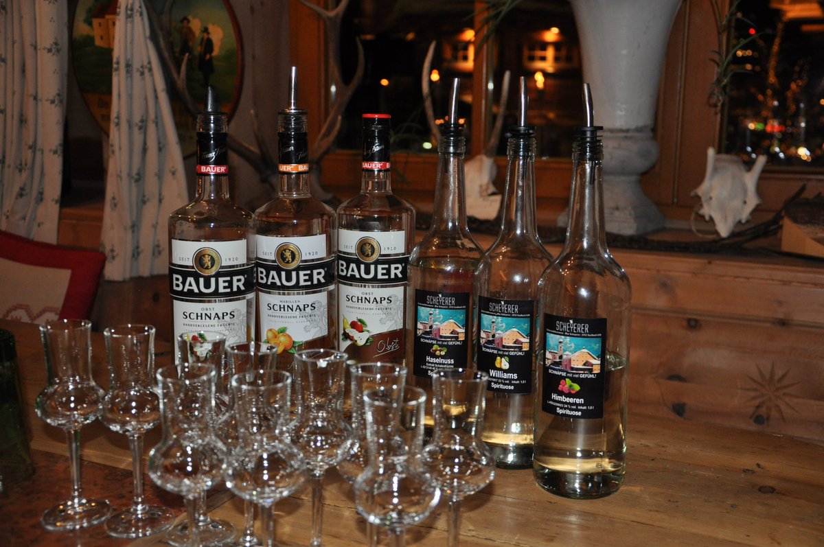 TheAlpinePalace's tweet photo. Die Begrüßungsjause für unsere Gäste mit Juniorchef Flo Wolf - jeden Sonntag Abend beim Jägertisch in der Lobby des Hotel Alpine Palace. Neuankömmlinge und alte Bekannte wird bei Speiß, Trank und in gaudiger Runde das Wochenprogramm näher gebracht! #alpinepalace https://t.co/qnBSAe4rJ7