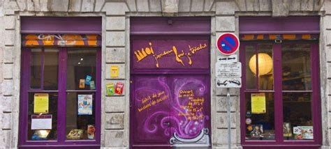 _AskHarold's tweet photo. Let’s go again with unusual ideas but on Lyon. The association "Je m’en fous, je triche" offers everyone to share a fun time around one of its 1200 board games in their bar. #IA https://t.co/Xstgt7iWtD