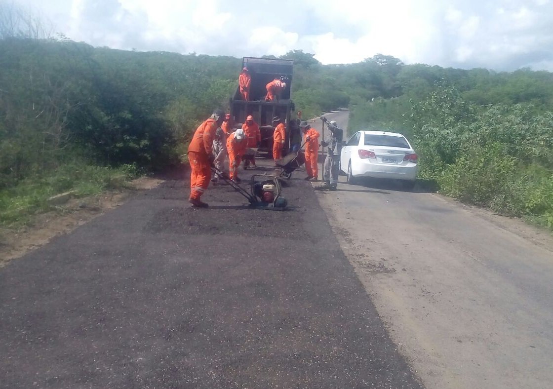 Uma operação tapa buracos, realizada pela Secretaria Estadual de Transportes, contemplou o segundo trecho da PE-337, que vai do entroncamento com a PE-320, em Flores, até o entroncamento com a BR-232, em Sítio dos Nunes, no Sertão do Pajeú. #DER #Pernambuco