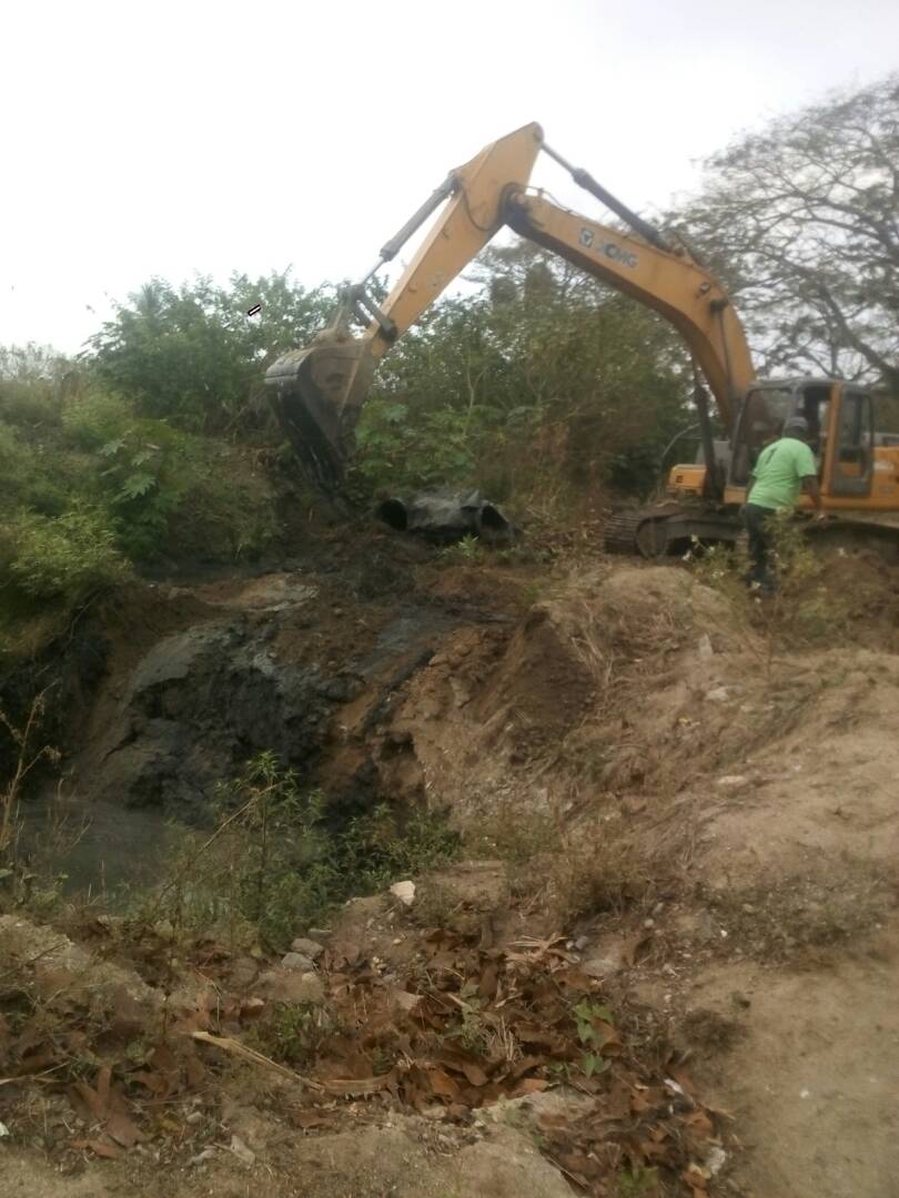ASBLaTrinidad's tweet photo. Hoy continuamos con la sustitución de tuberías de 21" en el sector el Lochal gracias al presidente @NicolasMaduro y el gobernador @JULIOLEONYARA https://t.co/KZCqEfHSRi