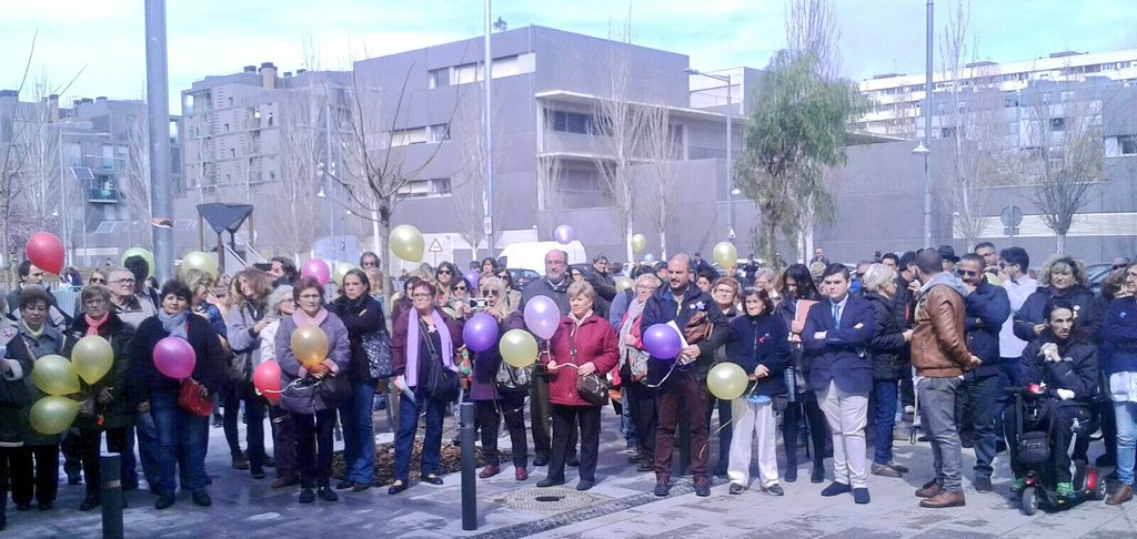 AjSantAdria's tweet photo. Família de M Àngels Rosell, membres de les #adrianes, S. Montero president @FAGIC1 , Juan de Dios Ramirez Heredia, de Unión Romaní alcalde @JCallauBartoli regidors @AjSantAdria i veïns de #laMina en inauguració plaça de M Angels Rosell un referent a #SantAdrià #carrers #dones https://t.co/6l57d1lvL1
