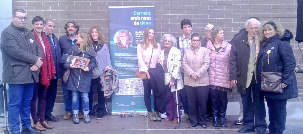 AjSantAdria's tweet photo. Família de M Àngels Rosell, membres de les #adrianes, S. Montero president @FAGIC1 , Juan de Dios Ramirez Heredia, de Unión Romaní alcalde @JCallauBartoli regidors @AjSantAdria i veïns de #laMina en inauguració plaça de M Angels Rosell un referent a #SantAdrià #carrers #dones https://t.co/6l57d1lvL1