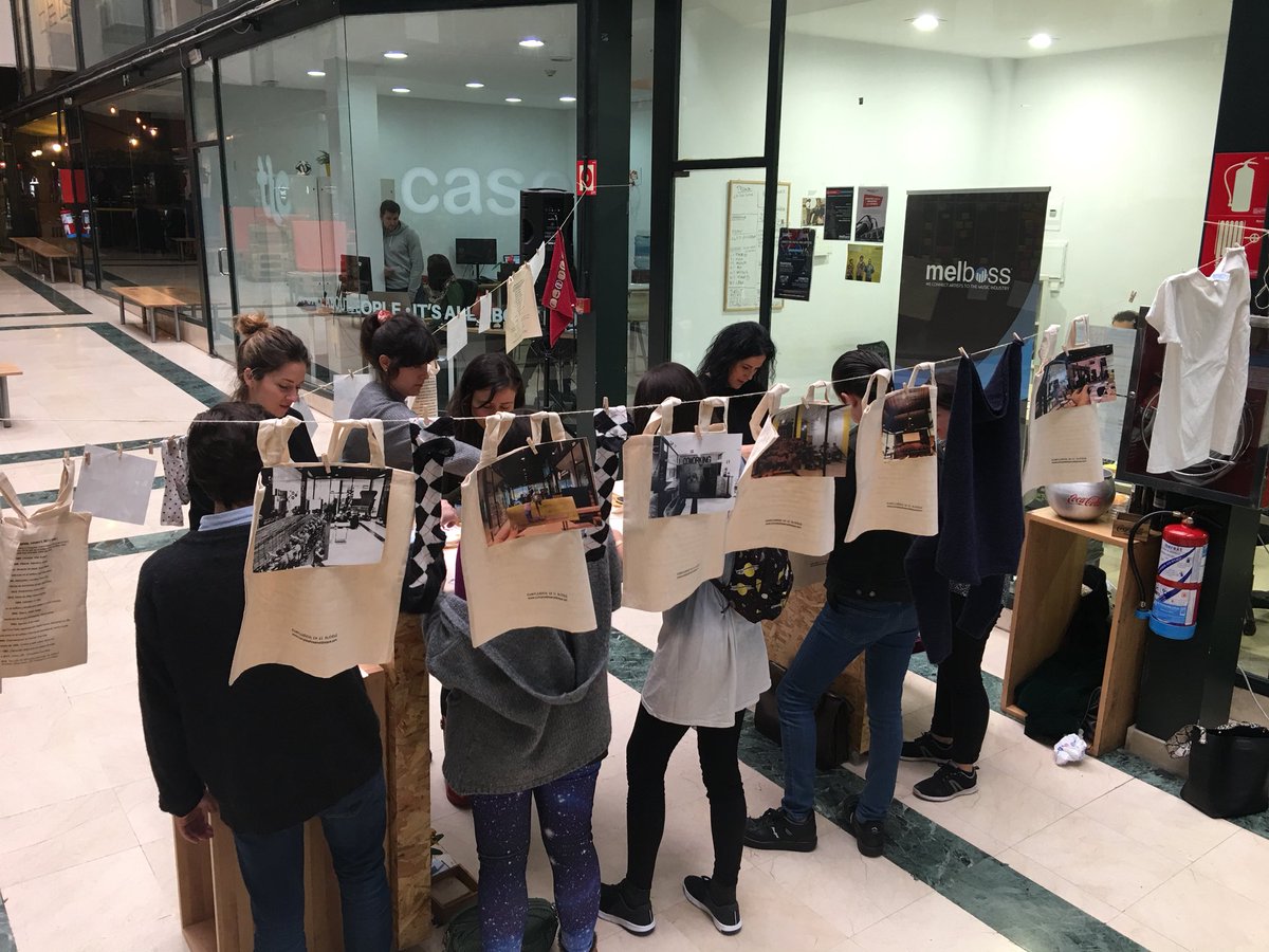cumplebloque's tweet photo. Sesión vermú para acabar la semana en @utopic_us. Estamos interviniendo las totebags que tienen impresa la cronología del espacio de Colegiata, 9. https://t.co/J5lYVy34AI