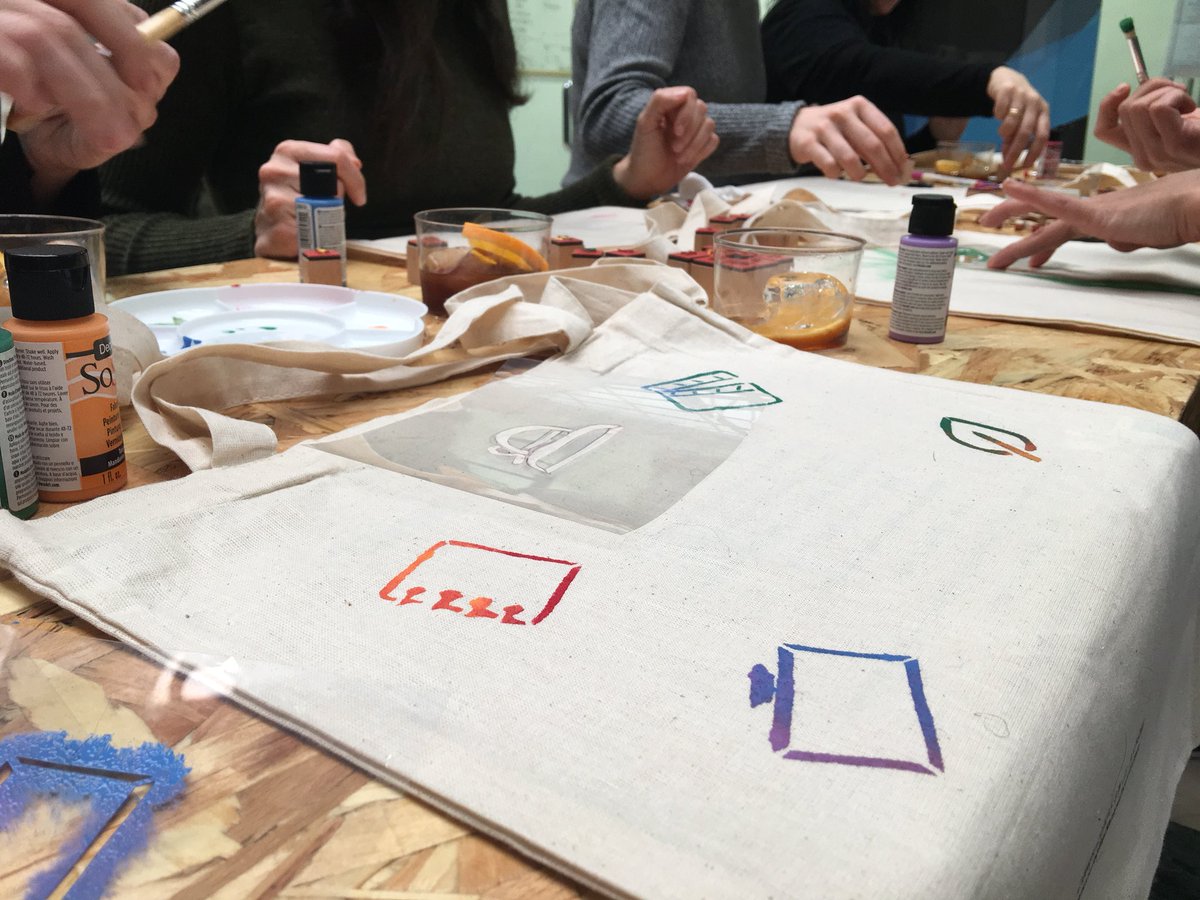 cumplebloque's tweet photo. Sesión vermú para acabar la semana en @utopic_us. Estamos interviniendo las totebags que tienen impresa la cronología del espacio de Colegiata, 9. https://t.co/J5lYVy34AI