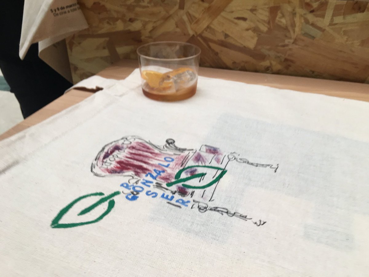 cumplebloque's tweet photo. Sesión vermú para acabar la semana en @utopic_us. Estamos interviniendo las totebags que tienen impresa la cronología del espacio de Colegiata, 9. https://t.co/J5lYVy34AI
