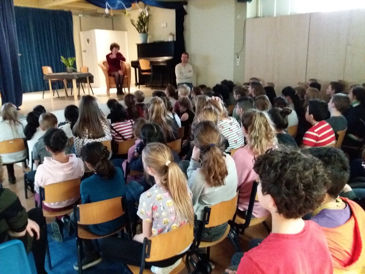 wilmaviel's tweet photo. Wethouder @ftdejonge vertelt op basisschool de #Ichthus in #Waterwijk wat lokale politiek is en een wethouder zoal doet. https://t.co/RFKOaxs9tf