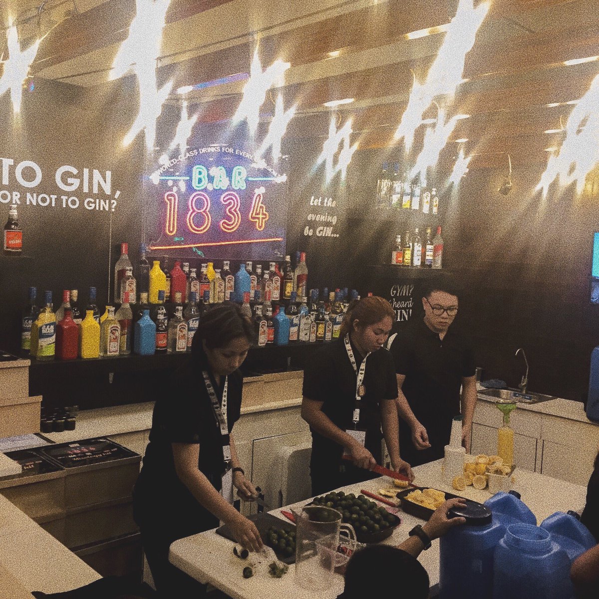 crstblmj's tweet photo. Freebies overload + network build-up today! Thankful for my team, #EADEPh, for yet another first for my career! ✨ #ADSummitPilipinas2018 https://t.co/dYredYuhK8
