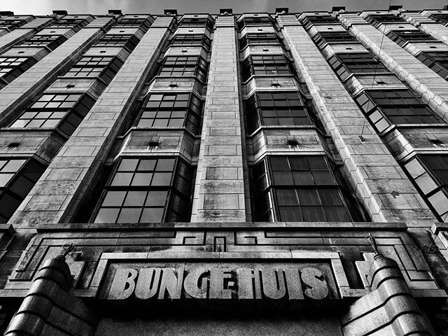 robtovey's tweet photo. BUNGE HUIS. You heard me - - - - - #cugdinamsterdam #coventryuniversity #modernism #monotone #architectureporn #architecturelovers #blackandwhitephotography #artdeco https://t.co/Vlvgww9RBY https://t.co/goP467Wks0
