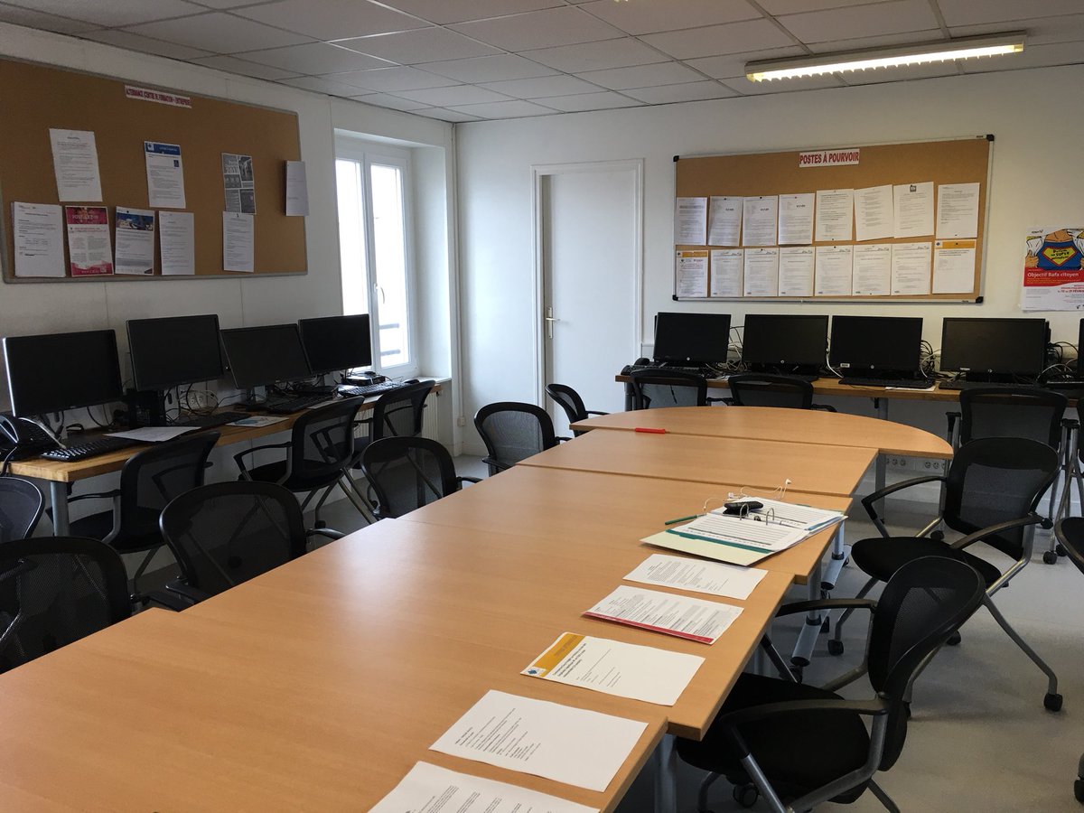 Gourlette's tweet photo. Visite ce matin à la Mission Locale de Bondy @ml_bondy : des projets intéressants et des outils innovants pour l’insertion des jeunes 👍🏻 @FondationOrange @OrangeIDF #CVmoderne #vidéo https://t.co/gN5Exv4TsU