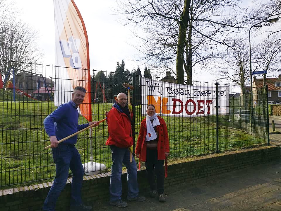 VVDRenkum's tweet photo. Vandaag tijdens @NLDOET bij Speeltuin Het Talud. Aanpakken. Met elkaar, voor elkaar! @VVDRenkum doet, samen met @PvdARenkum. #WijstaanvoorRenkum https://t.co/DO7pLFJJmD