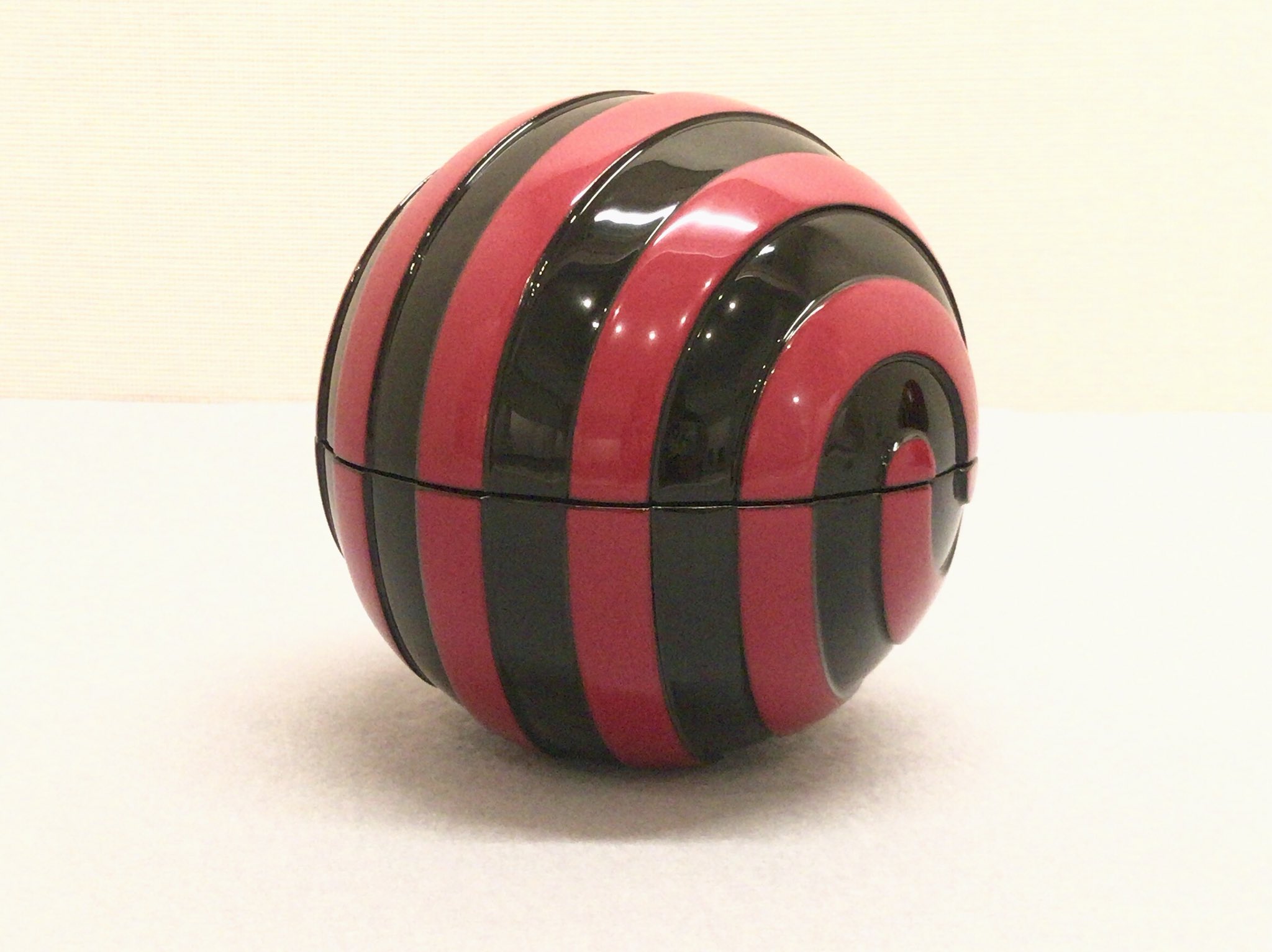 べんぼう 紅房 朱黒漆帯切込球型ボンボン入 ボンボニエール/琉球漆器
