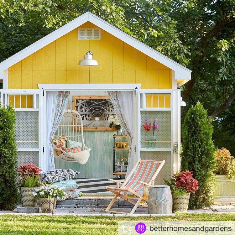 Dockside_Realty's tweet image. This is the #sheshed of our dreams! We can just picture ourselves here reading, getting creative, and even gathering with friends. 🏡 📷: Adam Albright for @betterhomesandgardens