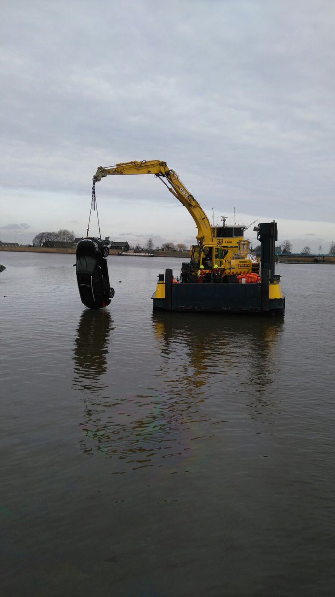 VLW_Tim's tweet photo. Auto te water Hollandse IJssel. Vannacht is o.a. @GZW_Arco  ter plaatse geweest. Gelukkig geen gewonden. Vandaag bij daglicht de berging. Na het lokaliseren van de auto #RWS71 @Rijkswaterstaat is de auto veilig uit het vaarwater gehaald 🖒.  @HEBOMaritiem @tebezo_nl https://t.co/kX4aCBnzRC