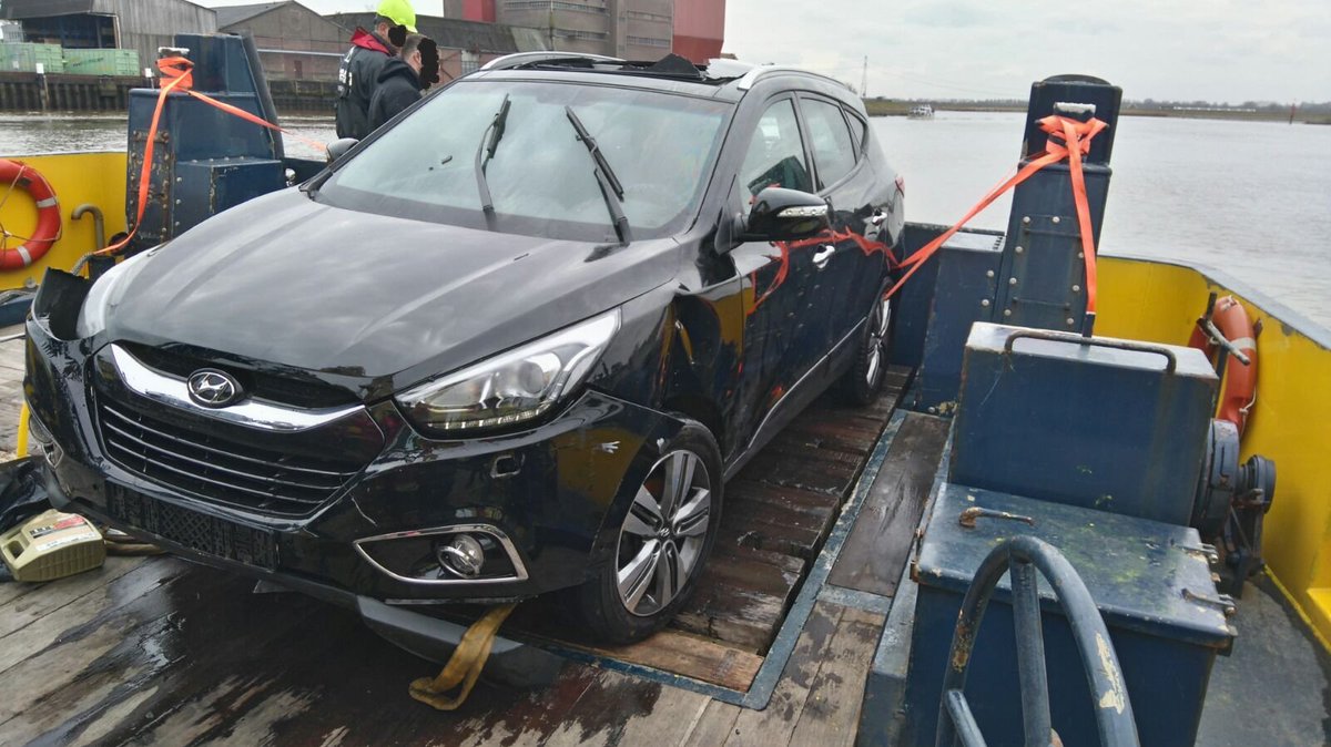 Auto te water Hollandse IJssel. Vannacht is o.a. @GZW_Arco  ter plaatse geweest. Gelukkig geen gewonden. Vandaag bij daglicht de berging. Na het lokaliseren van de auto #RWS71 <a href="/Rijkswaterstaat/">Rijkswaterstaat</a> is de auto veilig uit het vaarwater gehaald 🖒.  <a href="/HEBOMaritiem/">HEBO Maritiem</a> <a href="/tebezo_nl/">Tebezo</a>