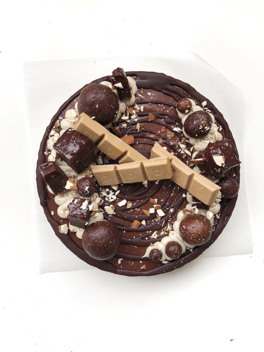 the_hardihood's tweet photo. Cake comes with a banger of a weekend guaranteed 🎉 #cakelife #happylife #freakcake https://t.co/DeBww5w9nq