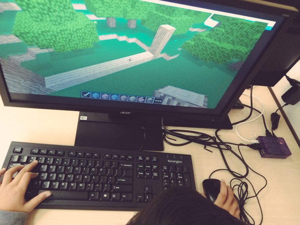 Comic_Book_Club's tweet photo. Hark! Minecraft is on @Raspberry_Pi!
...our #Peel21st #KidLit members finding out the potential of these cool little computers. https://t.co/AphbzeWivQ