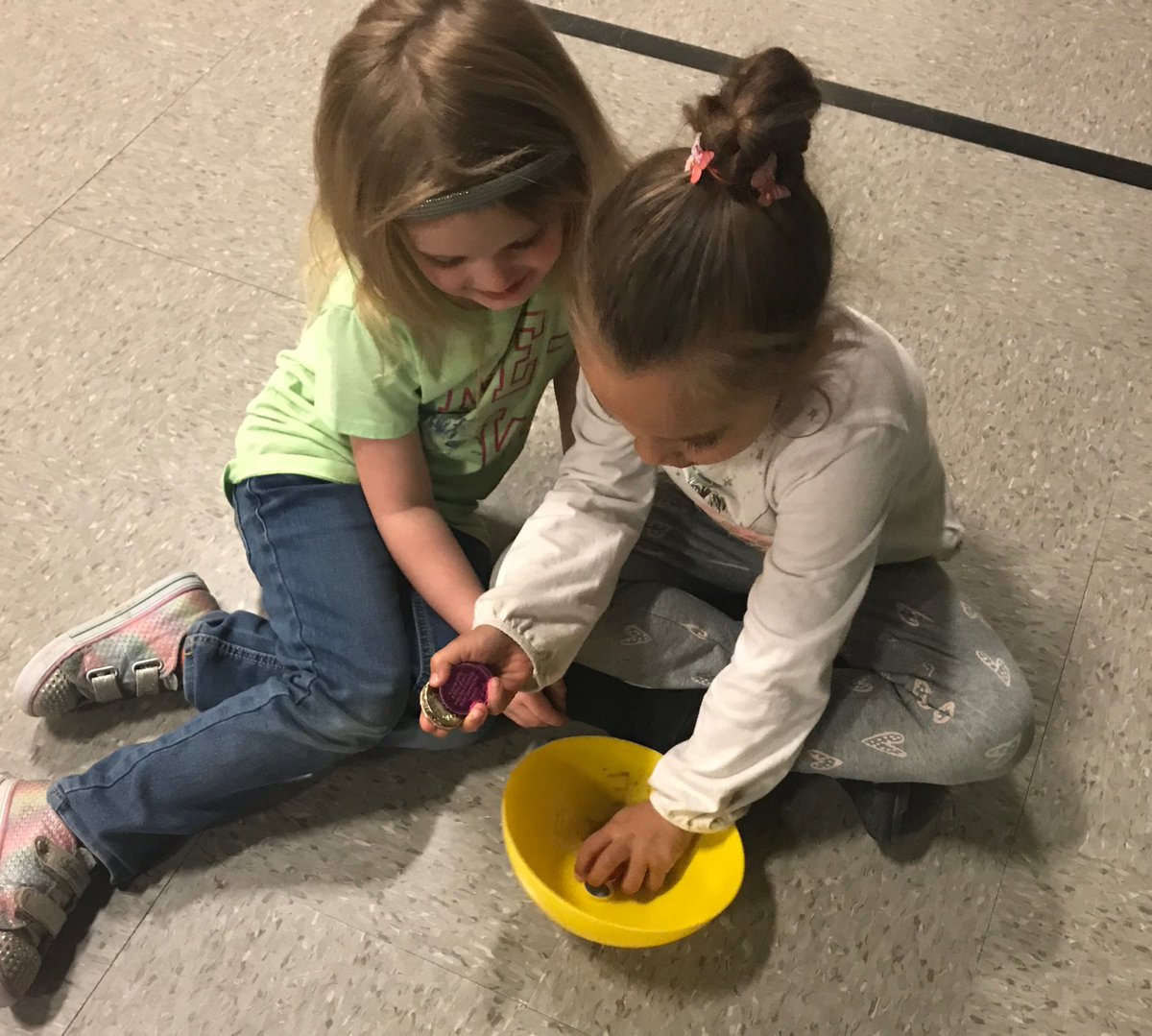 janechiles4's tweet photo. A fun week! Wishing All a fun and safe spring break! #leprechaunfun💚🍀#countingcoins #openhouse #WeloveAES @ActonElementary https://t.co/LbhM4NTicS