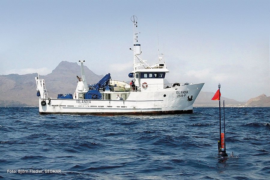 GEOMAR_de's tweet photo. Unser #BilddesMonats zeigt den kapverdischen Forschungskutter ISLANDIA. Er dient nicht nur unseren Partnern am #INDP für Fischereiforschung, sondern bringt auch Geräte des @OSCM_ aus oder fährt für Beprobungen zum #CapeVerdeOceanObservatory #CVOO: https://t.co/HMoCsHmkAd https://t.co/qCSw9FJU6X