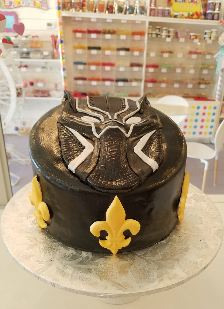 LolliBopSweets's tweet photo. Black Panther Cake! #blackpanthercake #superherocake #LolliBopSweetShop https://t.co/3g3tfzExQK