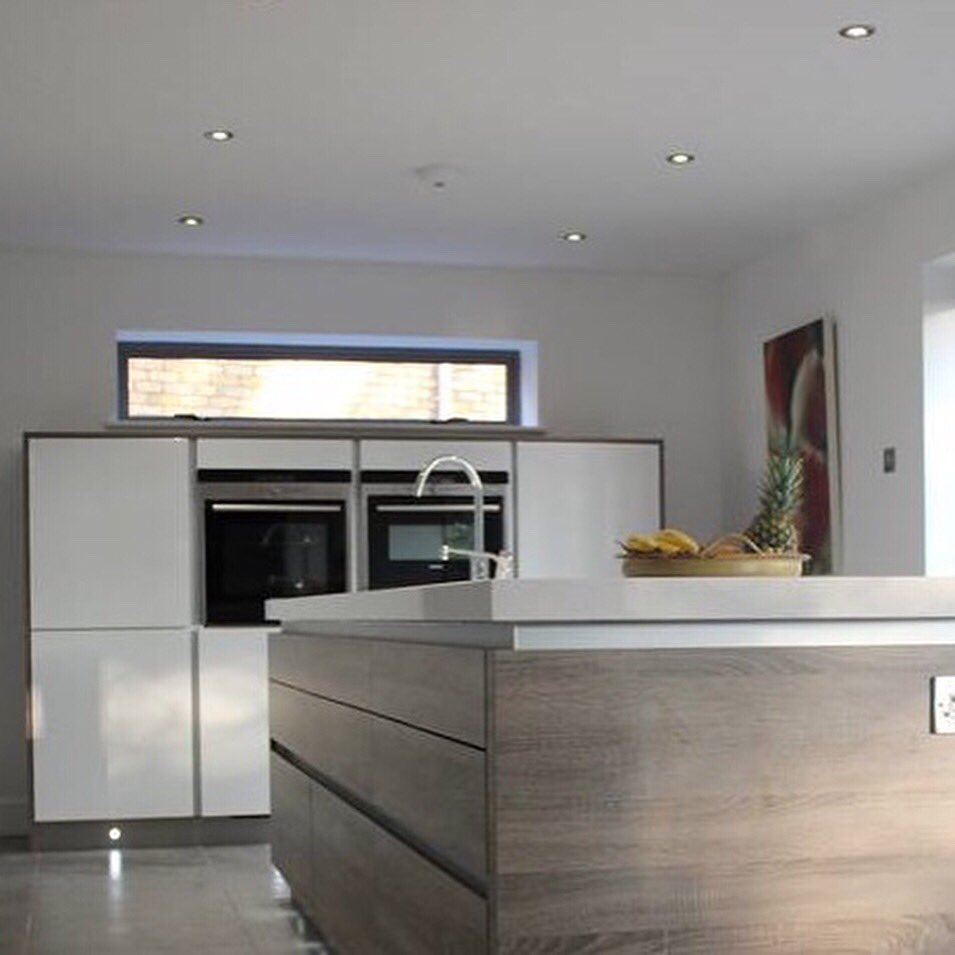 ItaliaStone's tweet photo. A beautiful kitchen toped off (if you'll pardon the pun) with iStone Sahara White Quartz, fabricated to create an extra thick edge #Quartz #kitchendesign #kitchenisland #modernkitchen #FridayFeeling https://t.co/2rfhP7GLr5