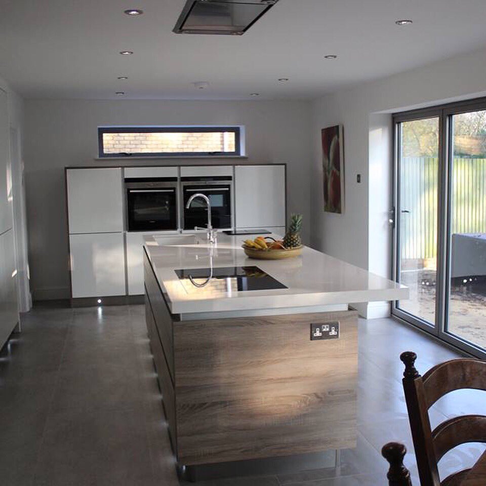 ItaliaStone's tweet photo. A beautiful kitchen toped off (if you'll pardon the pun) with iStone Sahara White Quartz, fabricated to create an extra thick edge #Quartz #kitchendesign #kitchenisland #modernkitchen #FridayFeeling https://t.co/2rfhP7GLr5