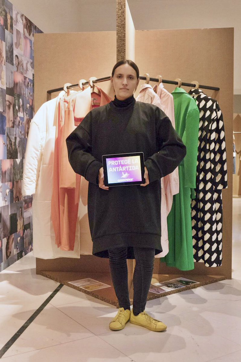 La diseñadora <a href="/ROMINACARDILLO/">Romi Cardillo</a> se sumó a nuestra campaña para defender la Antártida en el evento del Milán Fashion Week, Yoox &amp; Vogue, Italia, “The Next Green Talent”. Si todavía no lo hiciste sumate vos también firmando en: dc.mk/?k=90NfhhVVRTMW