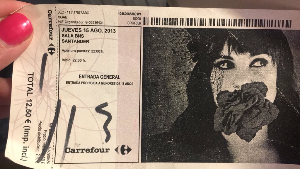 isabenaS's tweet photo. @RozalenMusic ❣️❣️ Y gracias a esas canciones, mira lo que has crecido. Encontré esta entrada de uno de los primeros conciertos (ahora ya he perdido la cuenta🤣) de allá por el 2013 en el que éramos 30, 40 o 50 personas y hoy llenáis teatros, salas y el Wiki center! 🌻 🌹 #YQueSiga https://t.co/txsJg9o0Rs