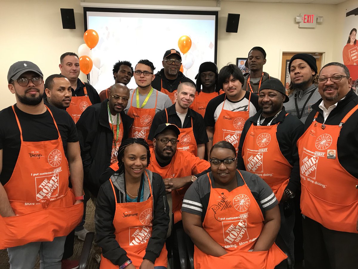 thdsdc5752's tweet photo. Congratulations to everyone that Earned Their Apron yesterday!🎉 #livingourvalues #SDC5752 https://t.co/Q9awKC5Mqz